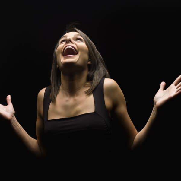 Vous rêvez de jouer comme votre acteur préféré ? C’est possible, avec notre cours de théâtre semi pro.